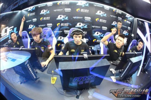 的泳池中展 的泳池中展